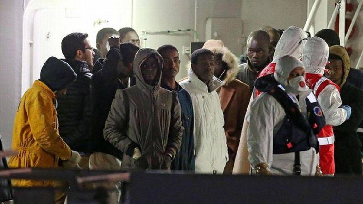 Supervivientes del naufragio, a su llegada al puerto de Catania a bordo del guardacostas 'Bruno Gregoretti', este martes por la madrugada.