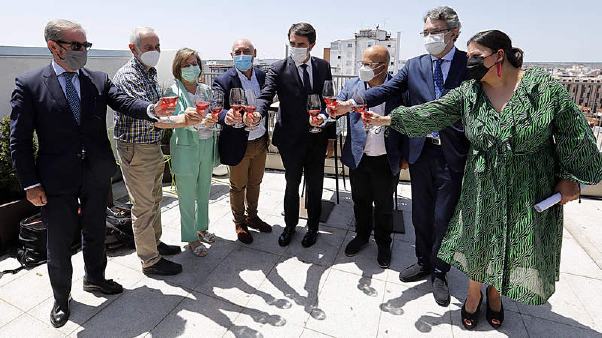 Javier Vega, Matías Llorente, Evelia Fernández, Rafael Blanco, Juan Carlos Suárez-Quiñones, Faustino Sánchez, Juan Martínez Majo y María Villoslada, ayer, en Nimú Azotea, tras la cata de calificación de la añada 2020. MARCIANO PÉREZ