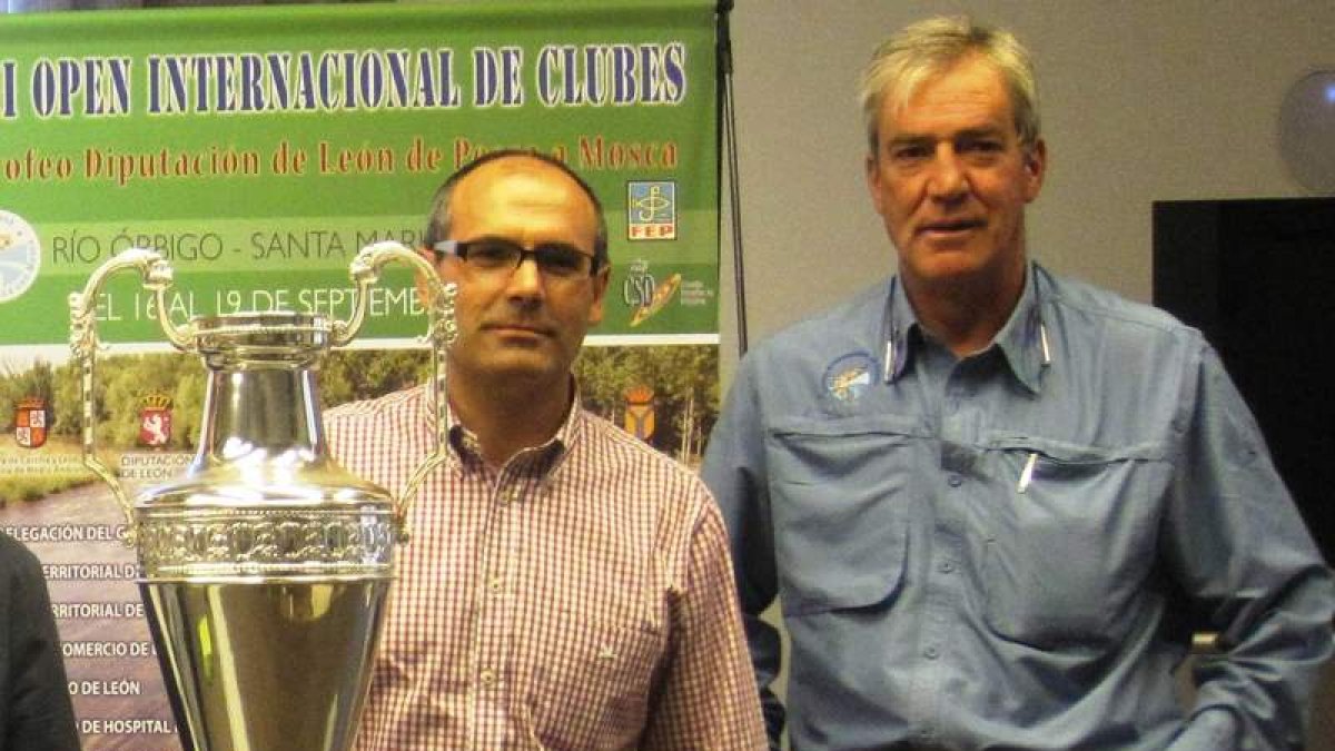 El alcalde de Santa Marina del Rey, Francisco Álvarez (izquierda), ejerce de anfitrión del Open.