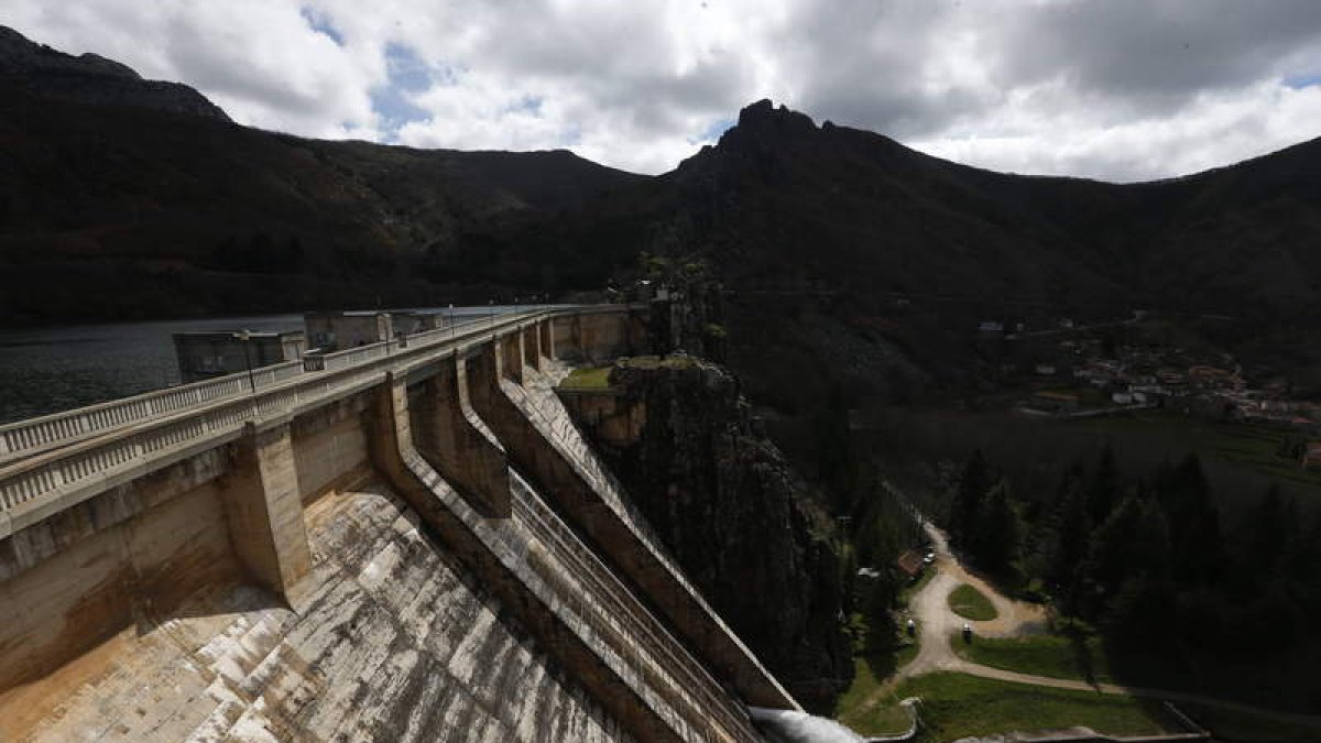 Decenas de fincas inundadas ayer por el río Cea a su paso por Valderas. MEDINA