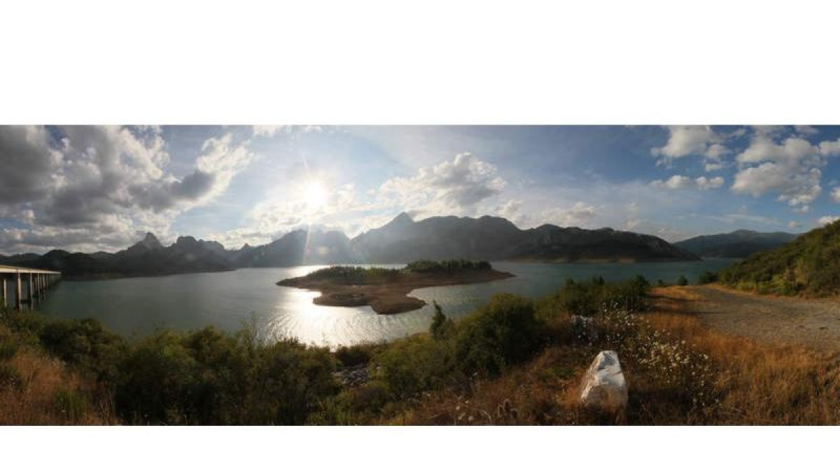 Panorámica del embalse de Riaño (a la mitad de su capacidad), donde empieza a emerger la colina del viejo pueblo.