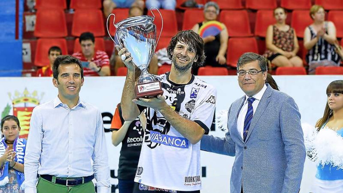 Gonzalo Carou levanta el trofeo que acredita al Abanca Ademar como campeón de Copa. JUAN MIGUEL LOSTAU