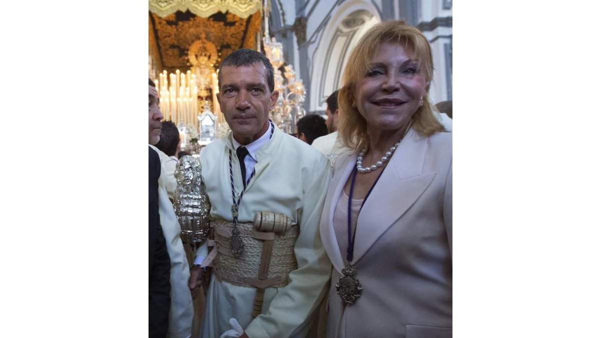Banderas y la baronesa Thyssen, ante el trono de María de Lágrimas y Favores.