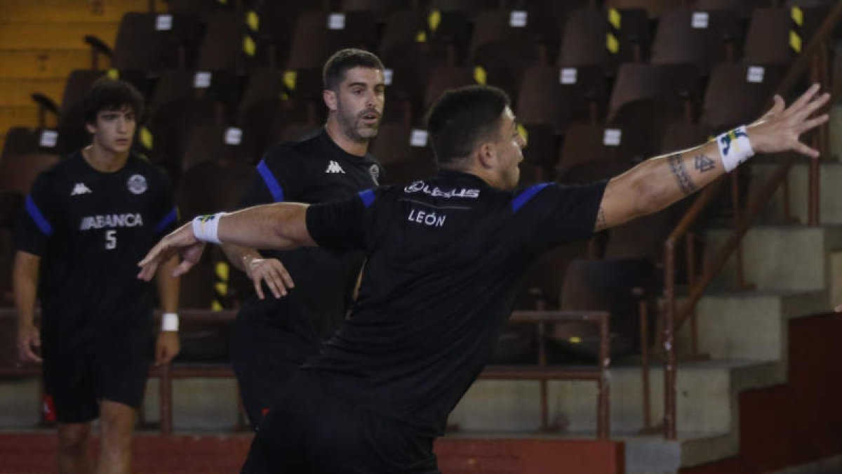 Juan Castro, en el centro, en un entrenamiento. FERNANDO OTERO