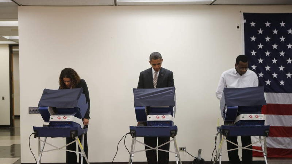 Obama, con su voto en una máquina electrónica.