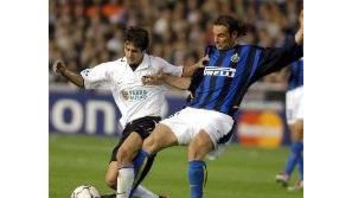 Javier Zanetti y Pablo Aimar pugnan por un balón en un lance del partido disputado ayer en Mestalla