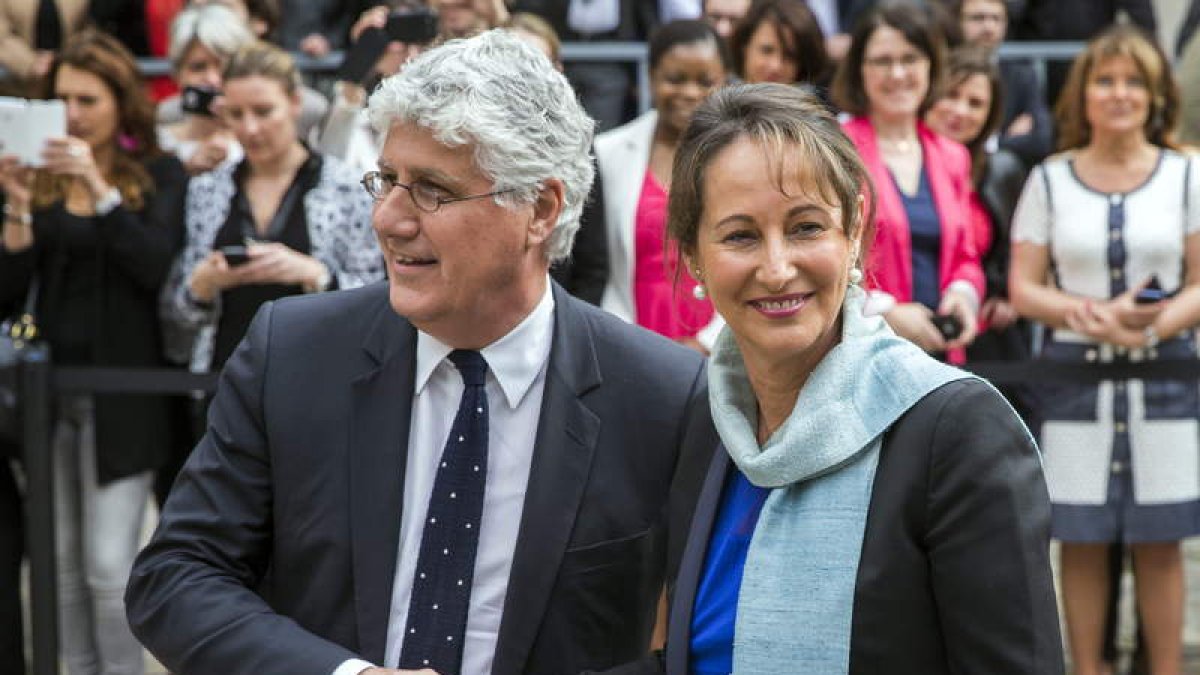 La nueva ministra francesa de Ecología, Ségolène Royal (dcha), saluda a su predecesor.