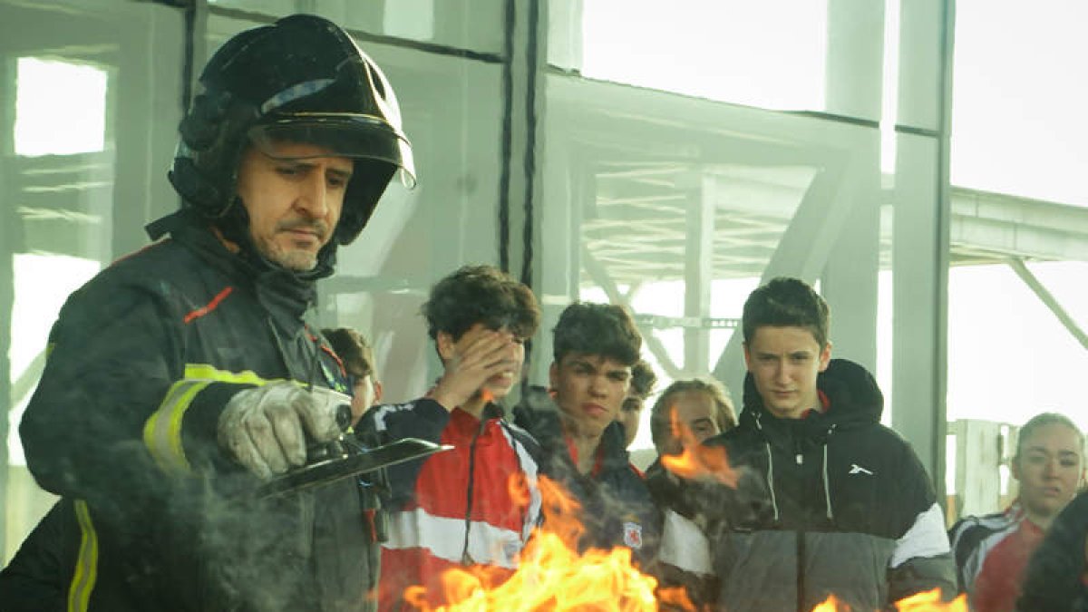 Los alumnos comprobaron cómo apagar una sartén en llamas, ahogándolas con la tapa. J. NOTARIO