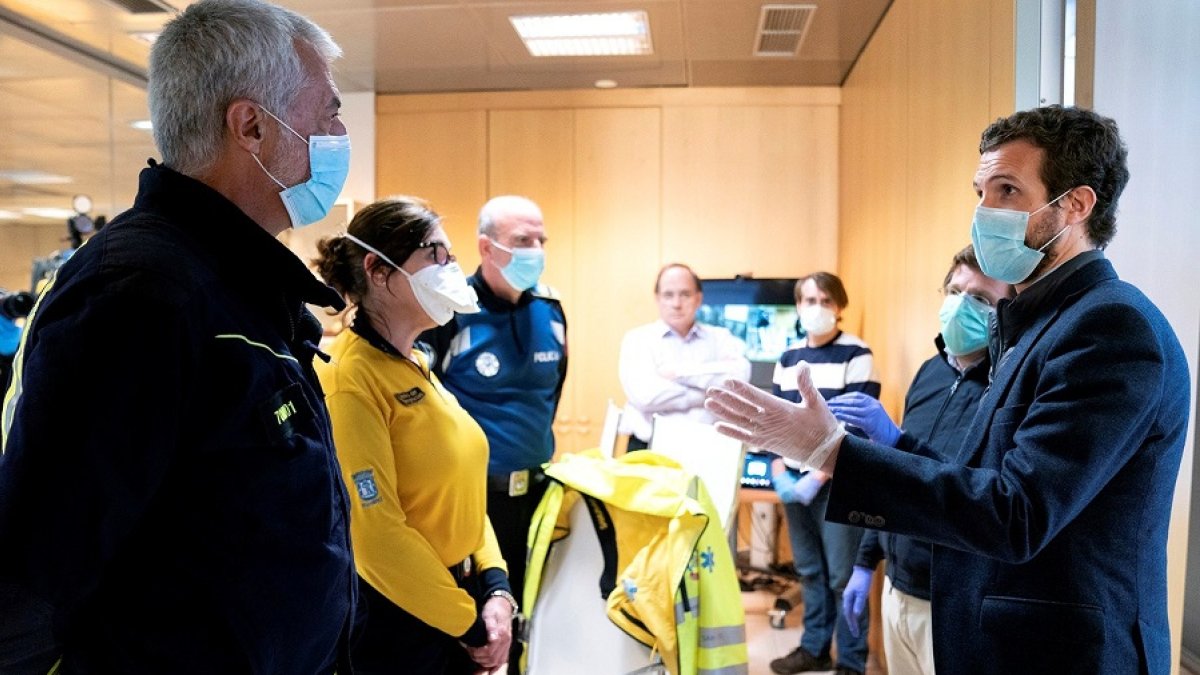 El presidente del PP Pablo Casado y el alcalde de Madrid José Luis Martínez Almeida, durante su visita al CISEM, (Centro Integrado de Seguridad y Emergencias). DAVID MUDARRA (PP / EFE)