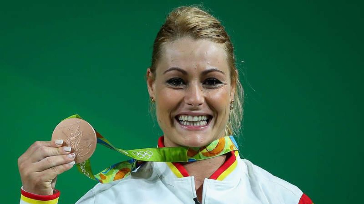 La berciana Lidia Valentín con la medalla de bronce en halterofilia. FERNANDO BIZERRA