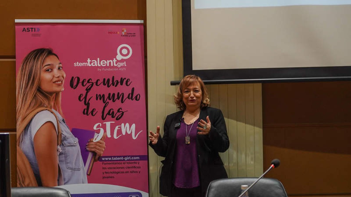 Laura M. Lechuga, durante la masterclass. MIGUEL F. B.