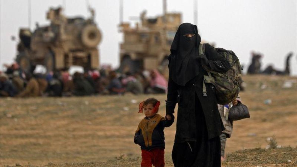 Civiles huyen del grupo del Estado Islámico que se ha enfrentado con las Fuerzas Democráticas Sirias apoyadas por Estados Unidos para expulsarlos de la zona en la provincia Siria de Deir Ezzor.