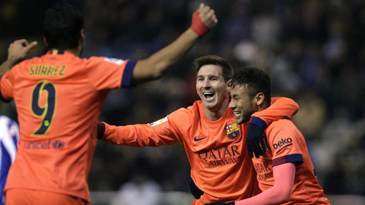 El Barcelona se agarra al buen momento de los delanteros Suárez, Neymar y Messi.