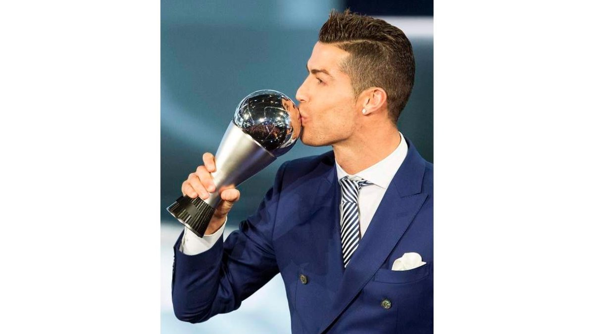 Cristiano Ronaldo besa el trofeo que le acredita como The Best, el mejor jugador de 2016. LEANZA