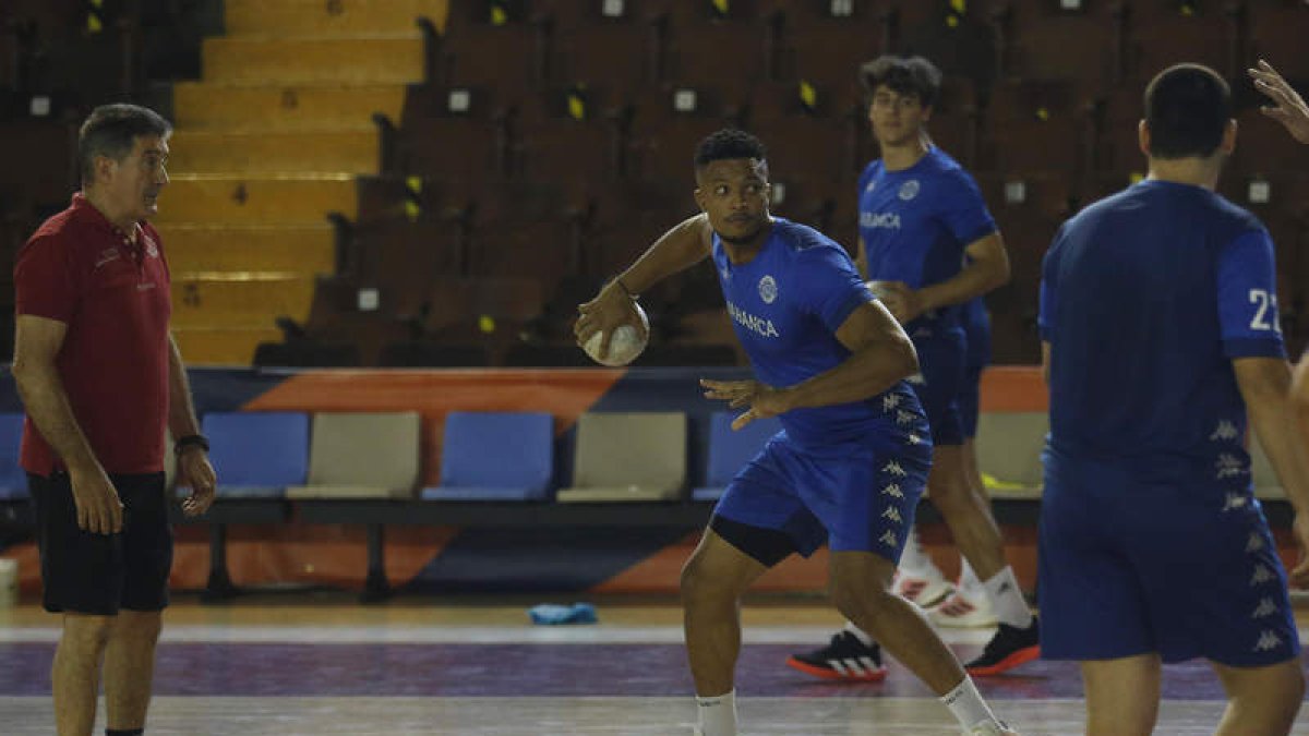 Manolo Cadenas dirigiendo un entrenamiento de los jugadores ademaristas. FERNANDO OTERO
