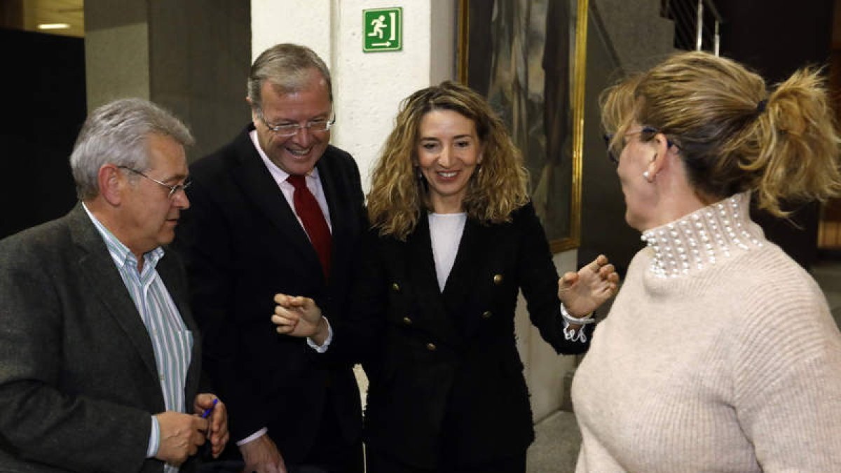 La consejera Alicia García junto al alcalde, Antonio Silván, ayer en León. MARCIANO PÉREZ