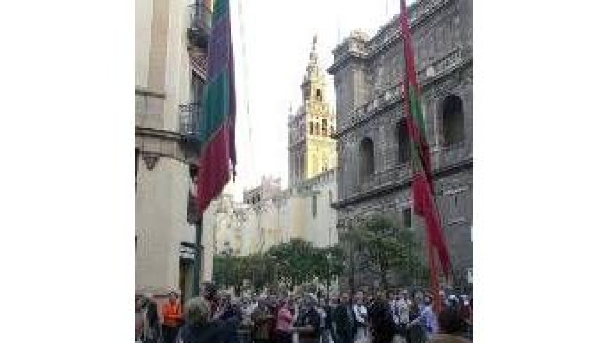 El desfile de pendones emboca ya la plaza de la catedral hispalense con la Giralda como testigo
