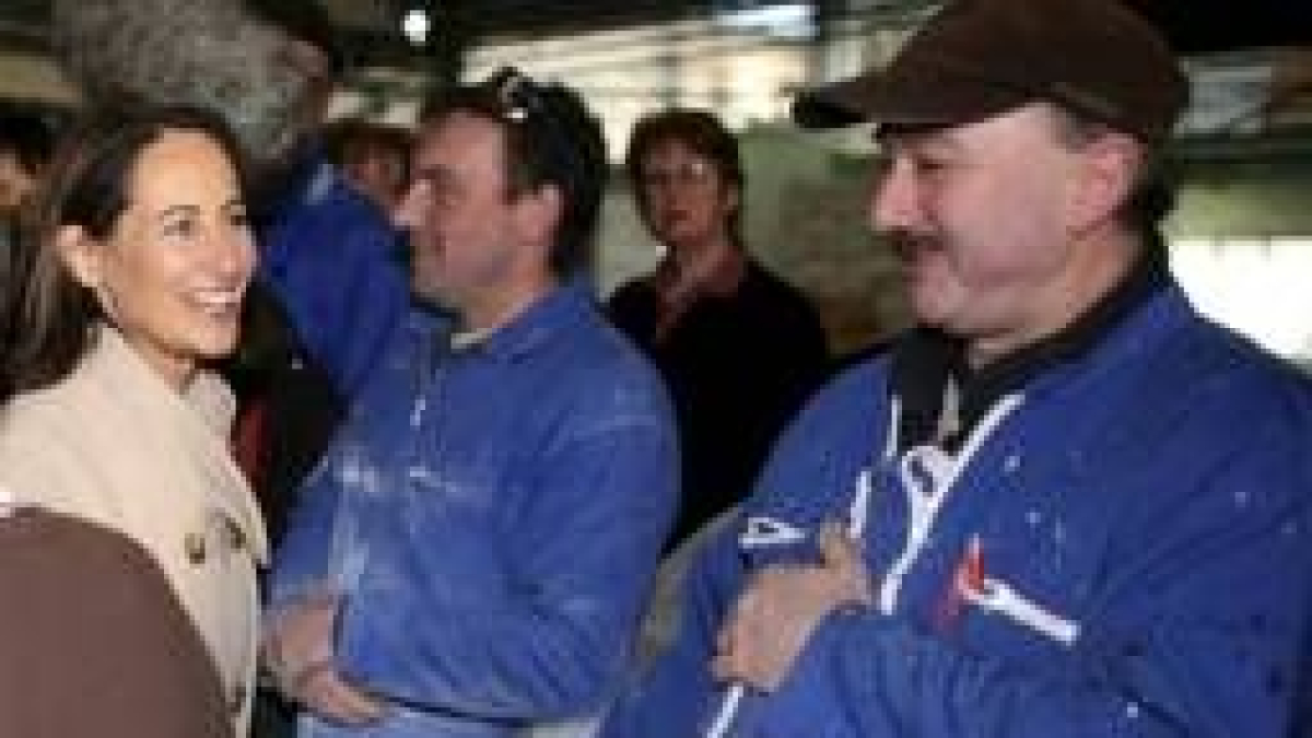 La candidata socialista Segolene Royal, durante su visita a una empresa