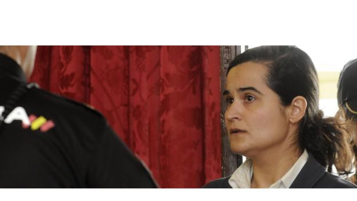 Triana mira al policía antes de ser esposada para abandonar la Audiencia Provincial camino de la cárcel tras la lectura del veredicto