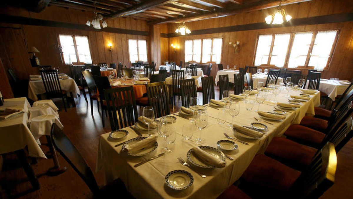 El restaurante Casa Ramón, está situado en pleno centro de Molinaseca, en un marco incomparable. Su comedor tiene capacidad para hasta sesenta comensales.