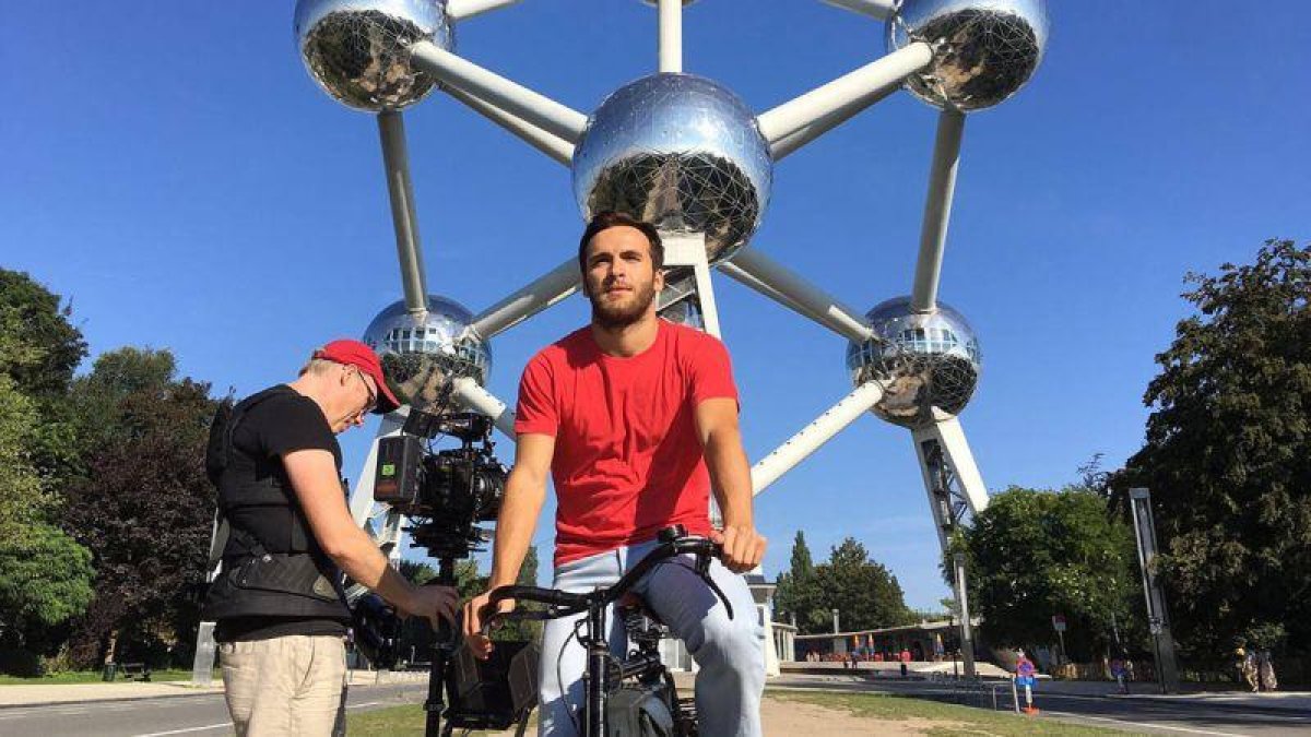 Ricardo Gómez (Carlitos Alcántara), en el espot promocional de la 18ª temporada de la serie de TVE-1 'Cuéntame cómo pasó'.