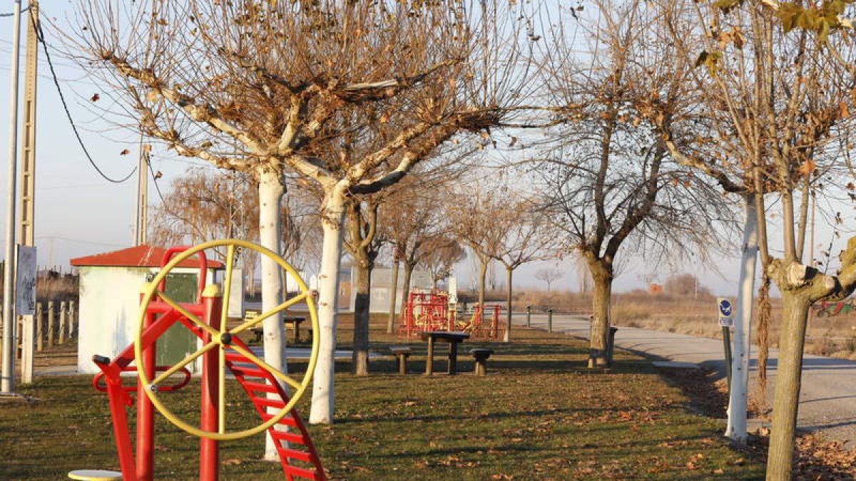 Santa María cuenta asimismo con numerosas zonas de juego para los niños, un inmenso paseo que rodea toda la localidad y un centro cívico donde se desarrollan actividades durante todo el año. Por si fuera poco, también dispone de cine y de una sala de expo
