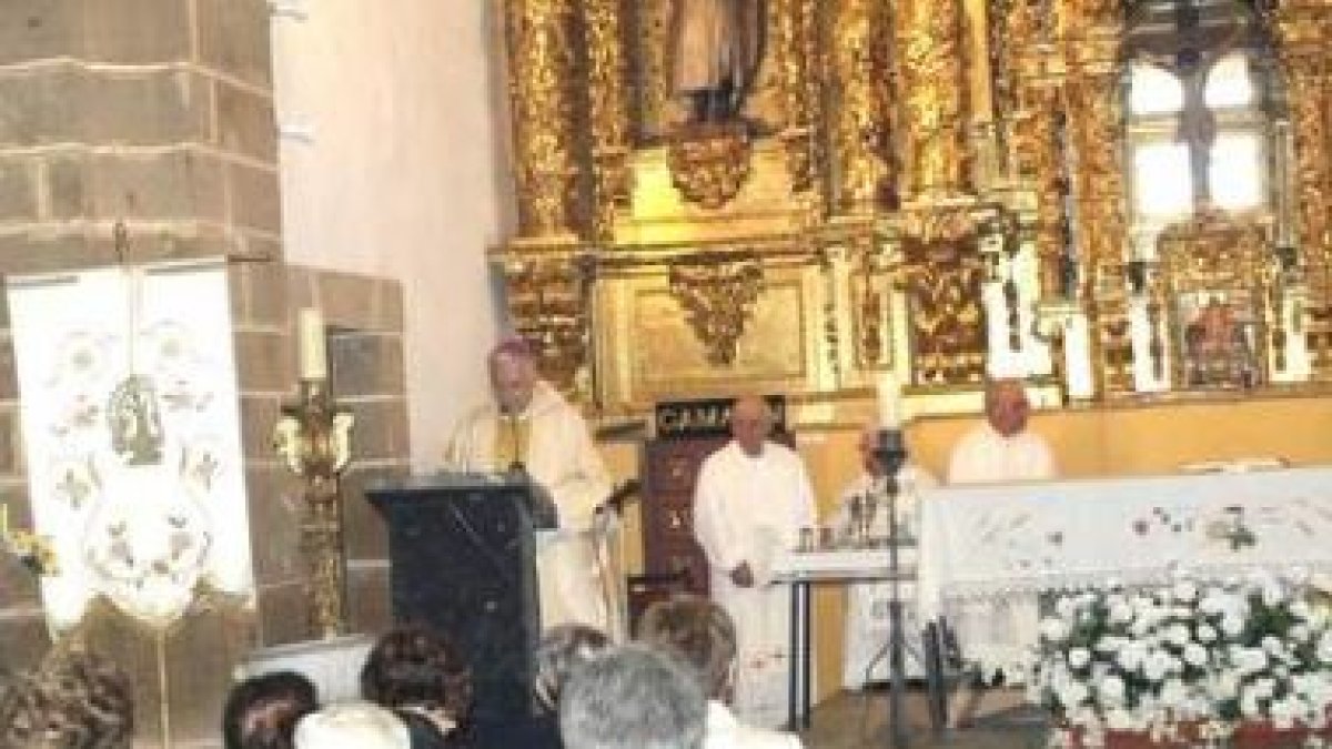 Monseñor Julián López, durante la homilía que pronunció ayer en el santuario.