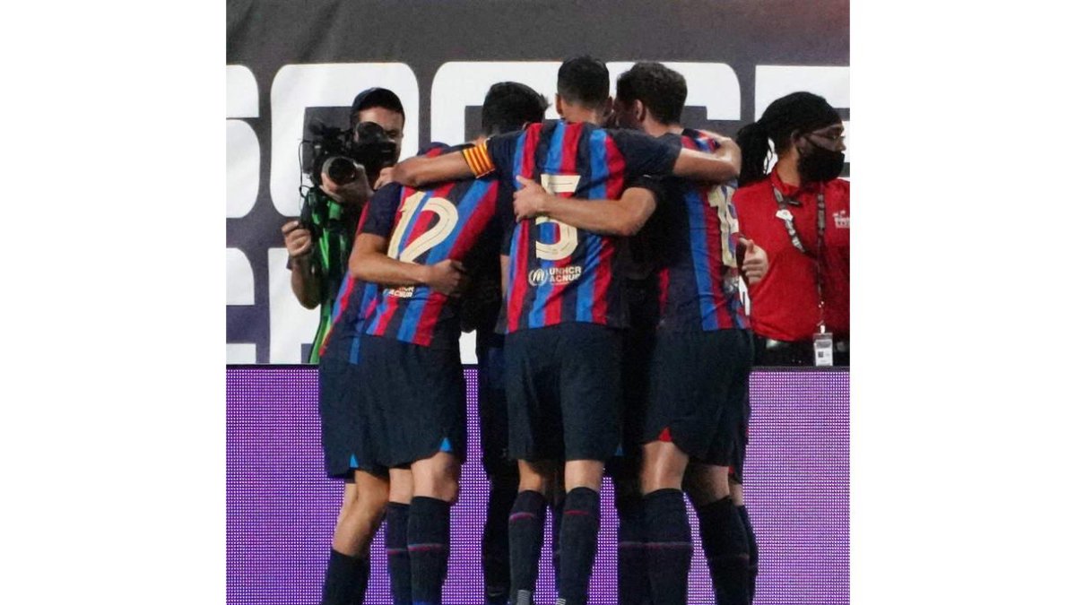 Los jugadores del Barcelona celebran el tanto de Raphinha que les dio el triunfo ante el Madrid. J. B.