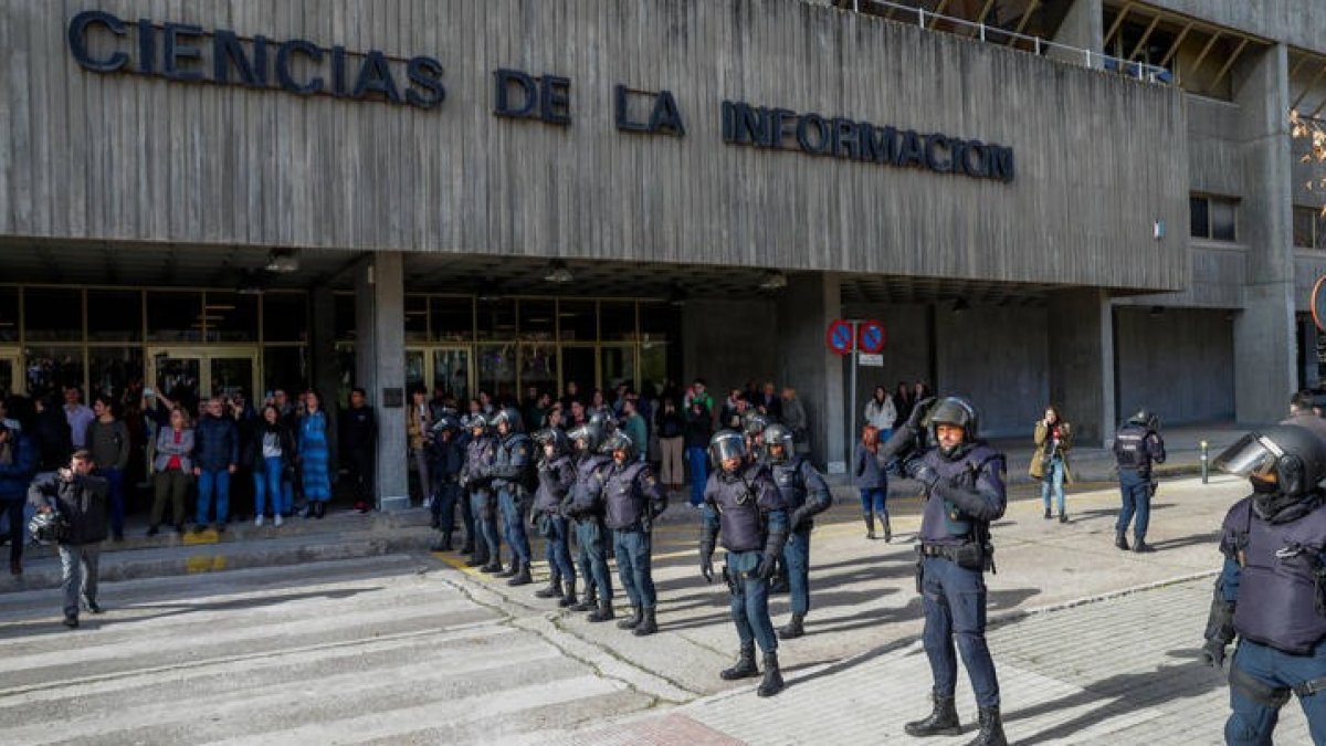 Agentes de la Policía Nacional a las puertas de la facultad de Ciencias de la Información de la Universidad Complutense de Madrid donde este martes la presidenta madrileña, Isabel Díaz Ayuso, ha recogido la distinción como