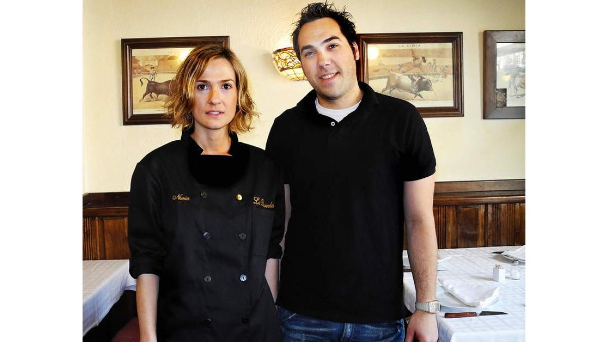 Nuria y Daniel en el comerdordel restauranteLa Poveda.