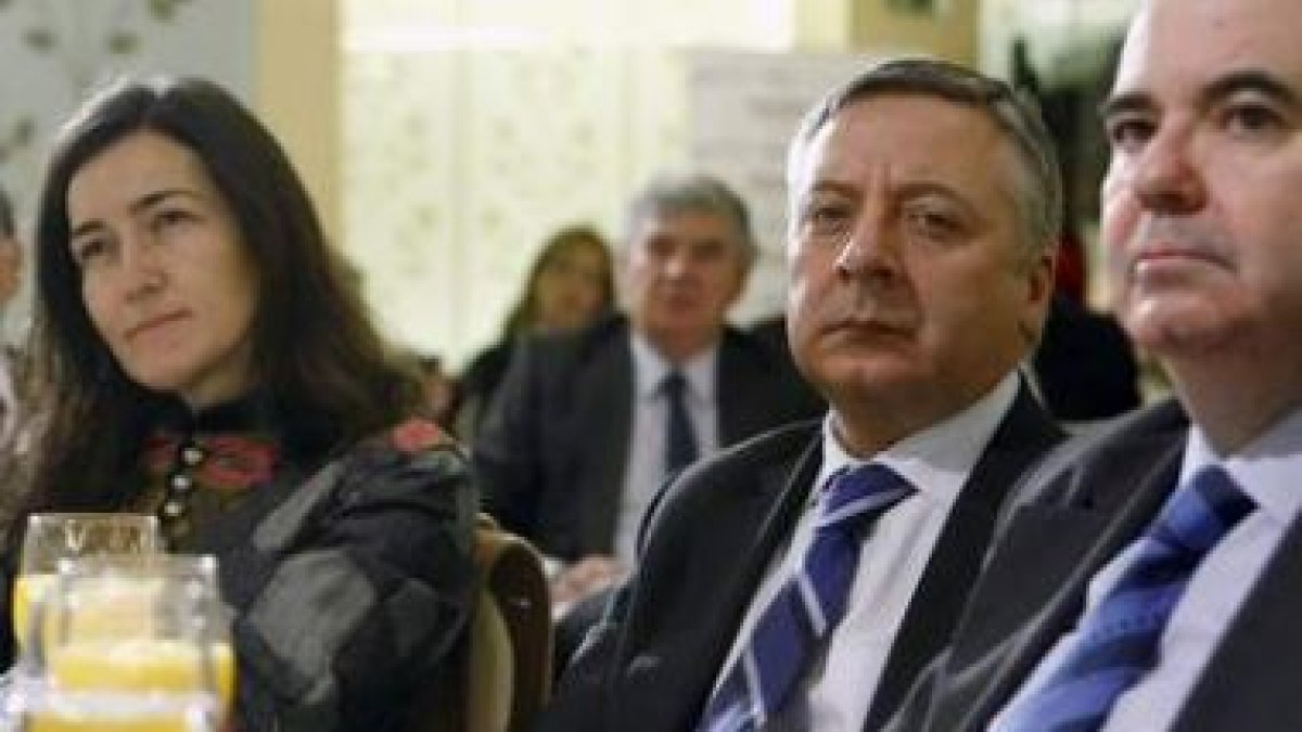 Blanco, entre la ministra Sinde y Zarrías, ayer en un desayuno informativo.