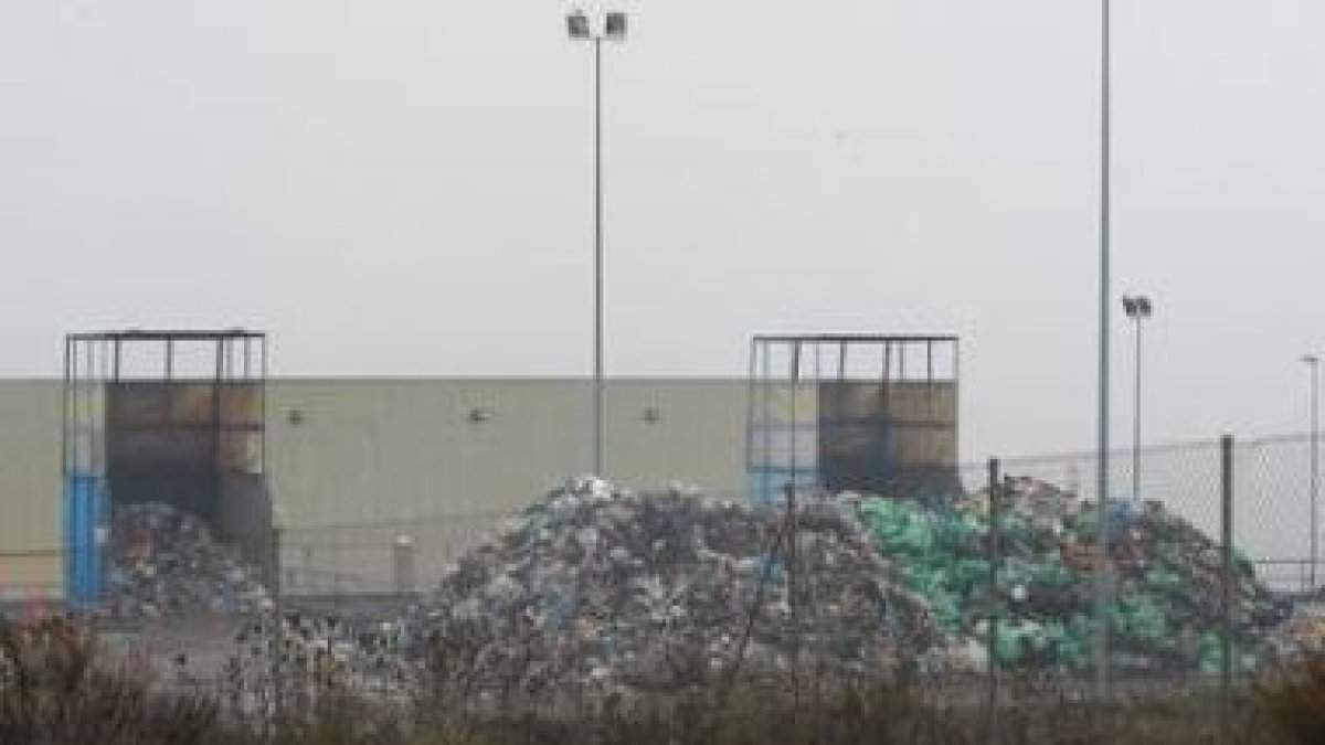 La basura fue acumulada en la planta de Santo Tomás.