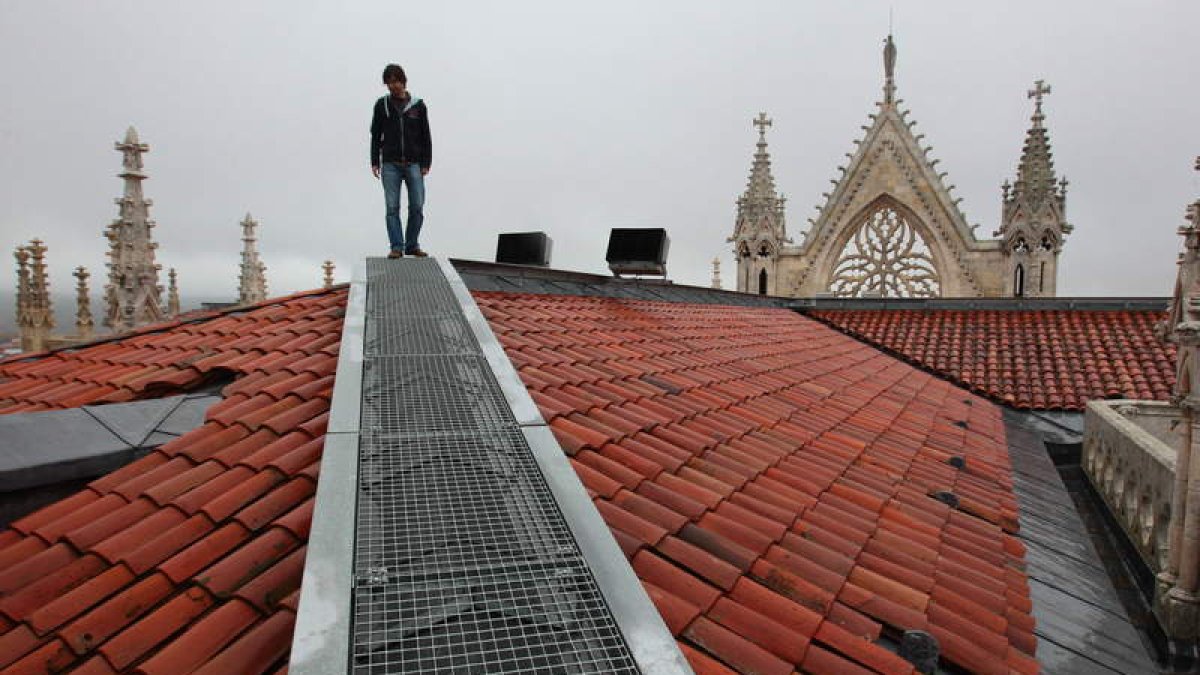 Detalle del tejado de la Catedral de León que el Cabildo pretende abrir al público en el mes de junio para conseguir más ingresos.