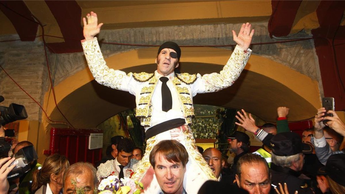 Padilla sale a hombros el día de su retirada, en Zaragoza