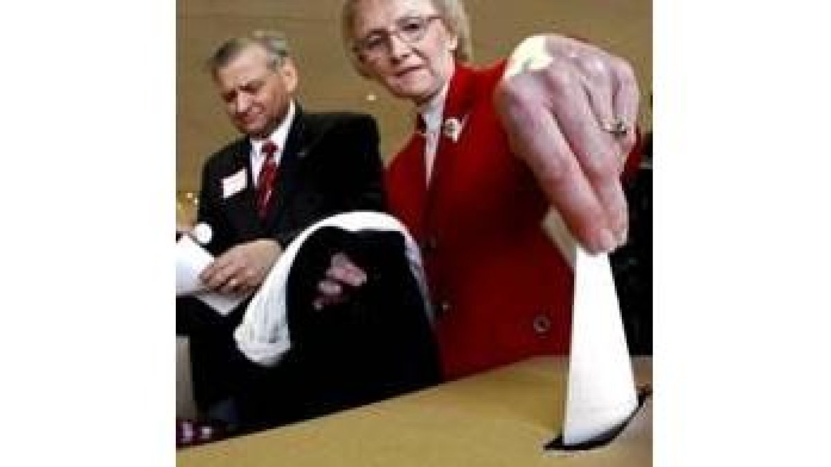 Un matrimonio ejerce su derecho al voto en uno de los «caucus»
