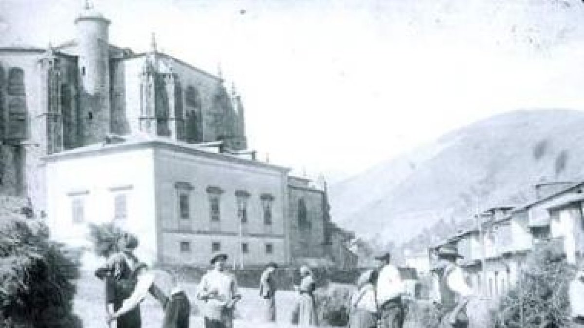 Maja de la hierba en el Campo Bajo, junto a la Colegiata, en la Villafranca de 1895, más habitada qu