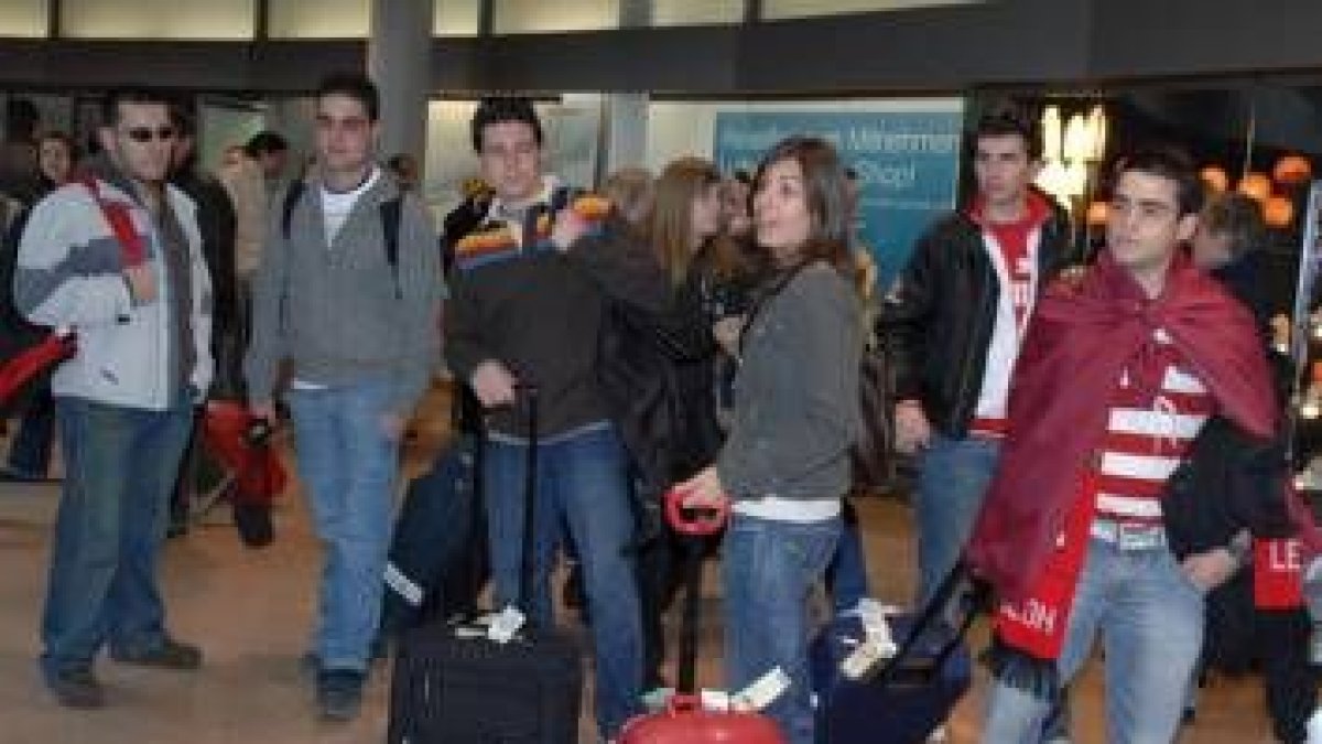 Cerca de noventa aficionados viajaron ayer con el Ademar a Hamburgo