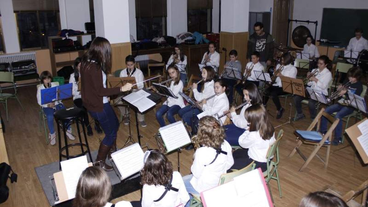 Ensayo de los miembros de la banda infantil de la Escuela de Música de Cistierna. CAMPOS