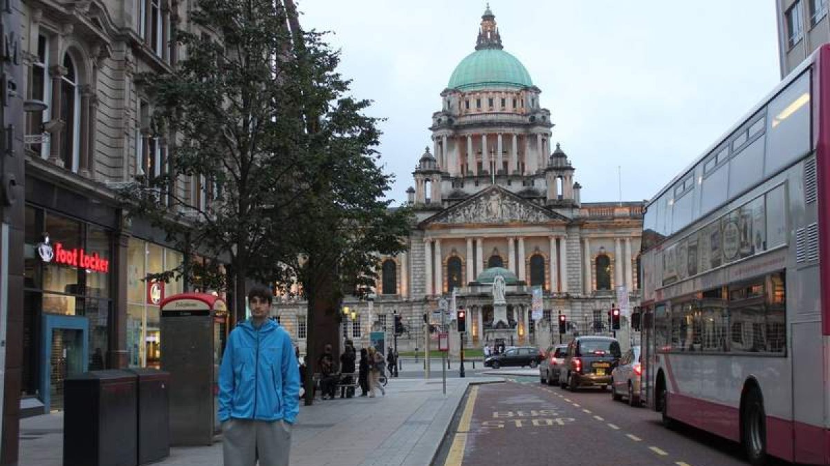 Dustan delante del City Hall de Belfast, el edificio más significativo de la localidad irlandesa donde el leonés es un pilar de los Star.