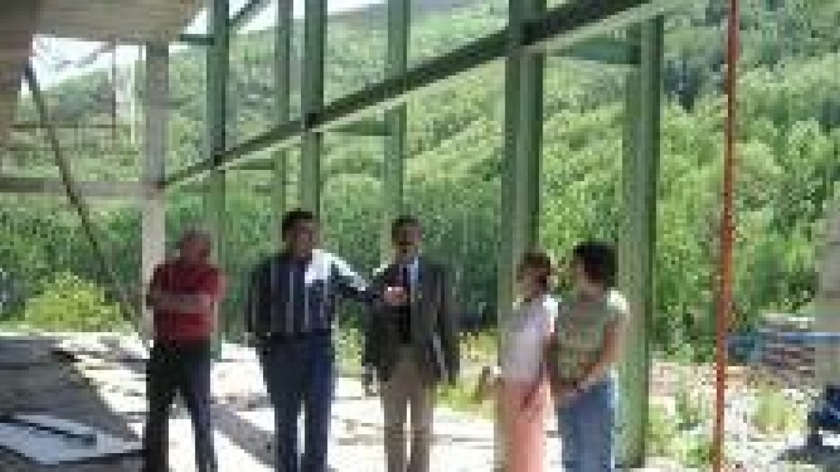 Cerezales, en el centro, ofrece explicaciones ayer a la alcaldesa durante la visita a las obras