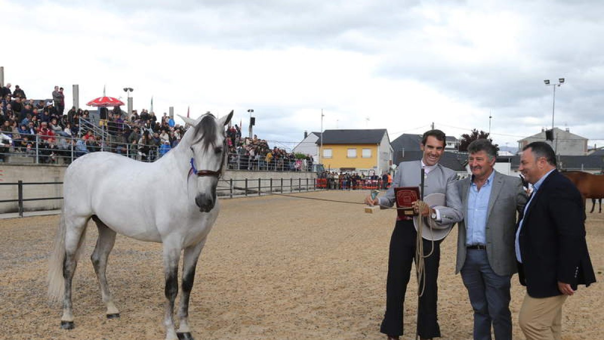 Calvo y Morán entregaron el premio de mejor caballo al propietario de Noruego Mor. ANA F. BARREDO