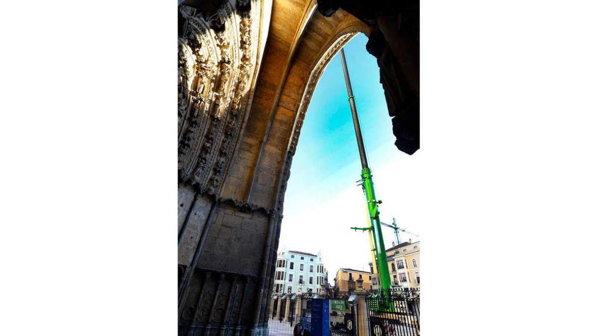 La gigantesca grúa colocada ante la Catedral que permitirá reparar los daños detectados en la Torre Sur.