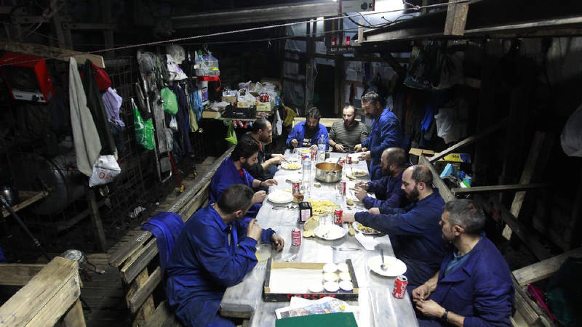 Los siete encerrados comparten la comida con Javier y Fernando, los conductores de la «maniobra» con la que se llega hasta la galería 5 sur de Caleyo.