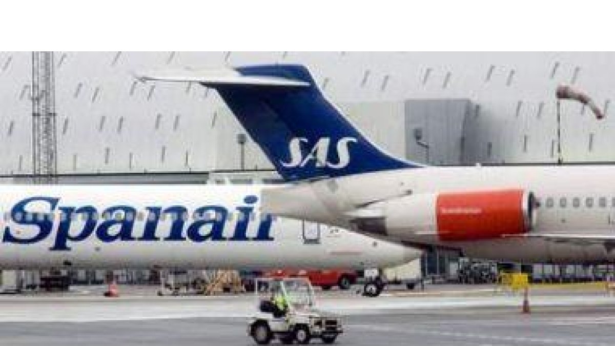 Fotografía de archivo de un avión de Spanair y otro de la compañía SAS, en el aeropuerto de Barajas.