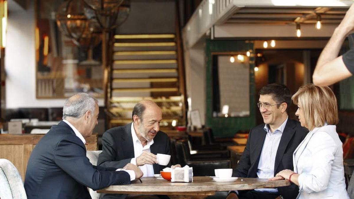 Pachi Vázquez, Rubalcaba, Patxi López y Elena Valenciano toman un café antes del comité.