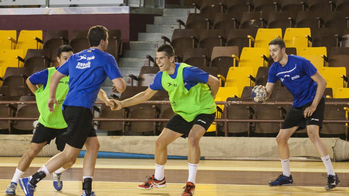 David Fernández, lateral del Ademar a la derecha. FERNANDO OTERO
