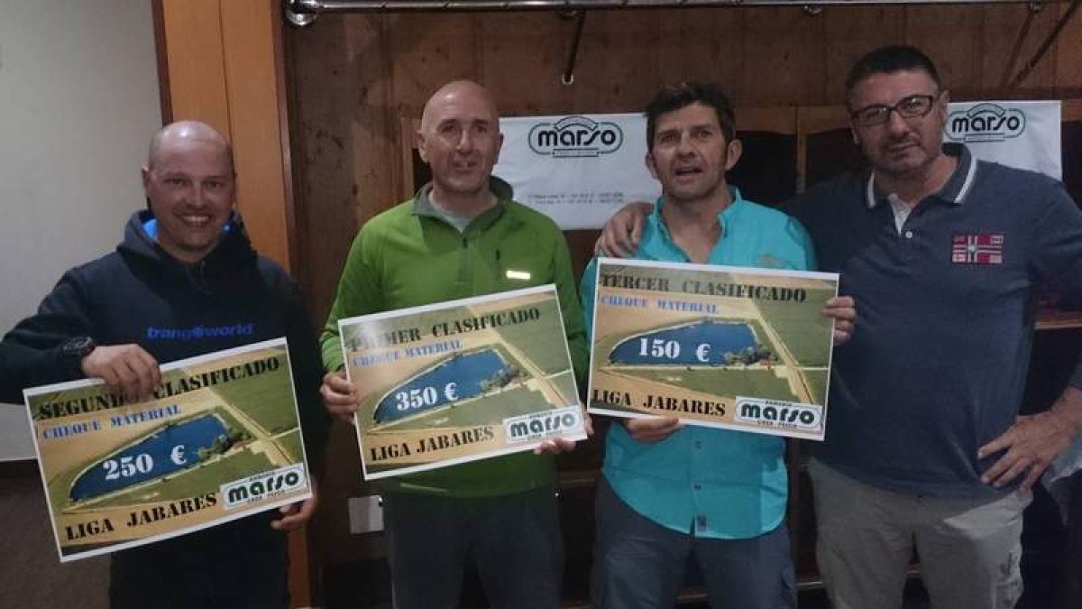 Castro Pinos, vencedor de la Liga Marso, junto a Luis Alfonso y Mario, segundo y tercero. DL