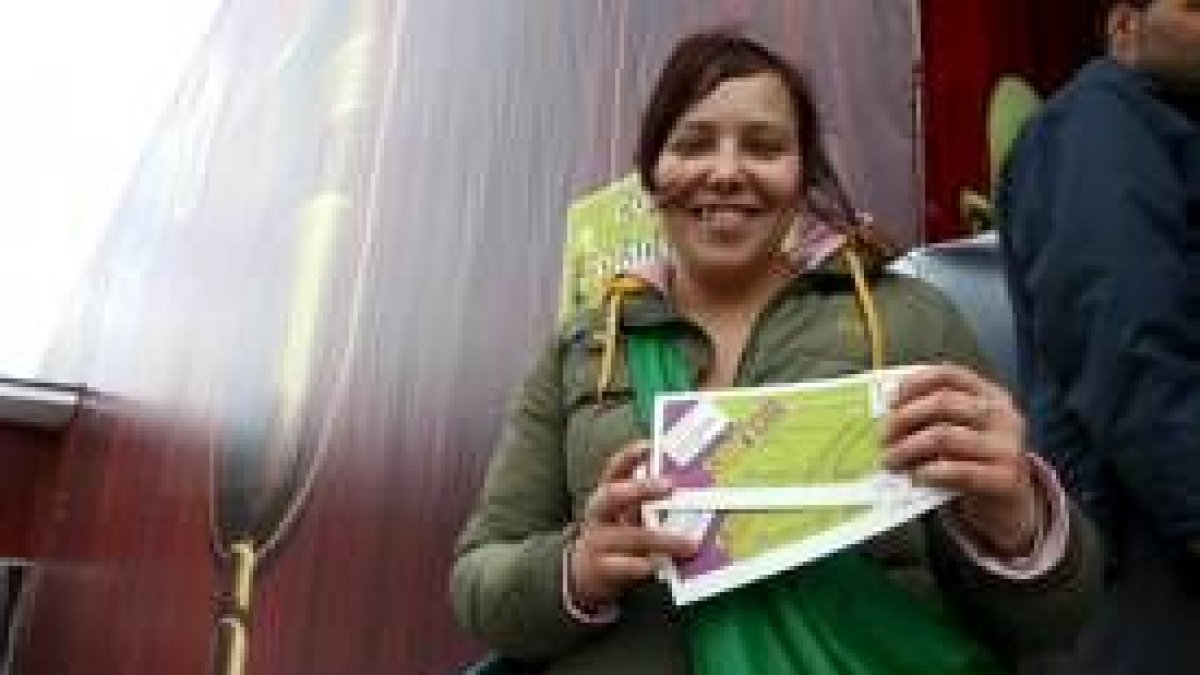 Erika Fernández, de Bembibre, fue la primera en comprar cuatro entradas para la gala del sábado