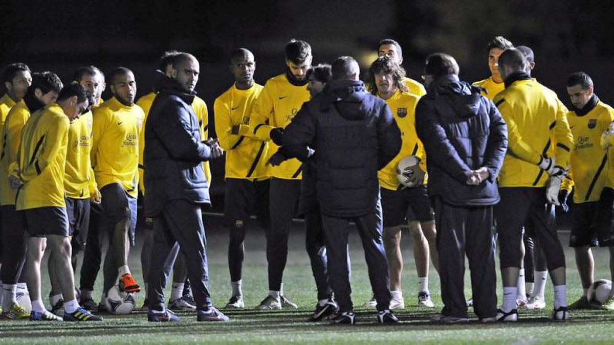Guardiola junto al plantel barcelonista que ha vuelto a deslumbrar con su fútbol total.