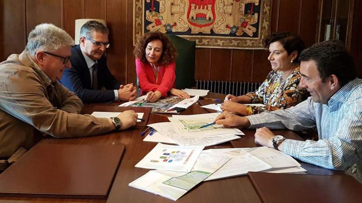Ricardo Miranda, José Luis Rodríguez Soto, Gloria Fernández Merayo y dos técnicos municipales. DL